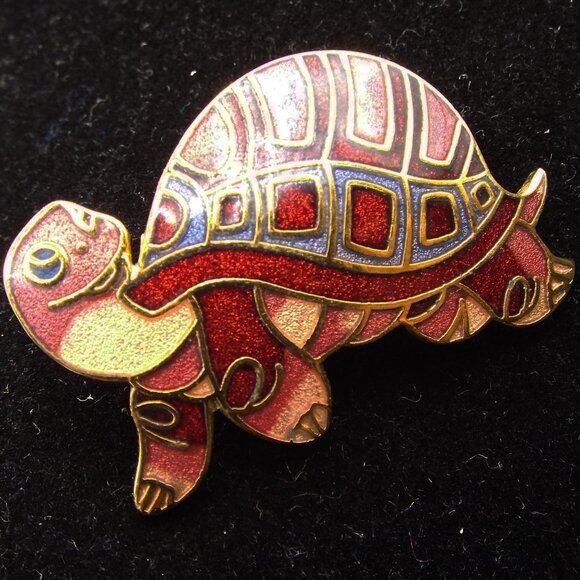CLOISONNE RED AND PINK TURTLE TORTOISE LOOKING TO SIDE PIN 19 - Picture 2 of 2